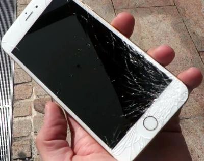 iPhone с разбитым экраном