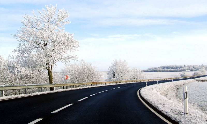 Дорога зимой, очищенная от снега