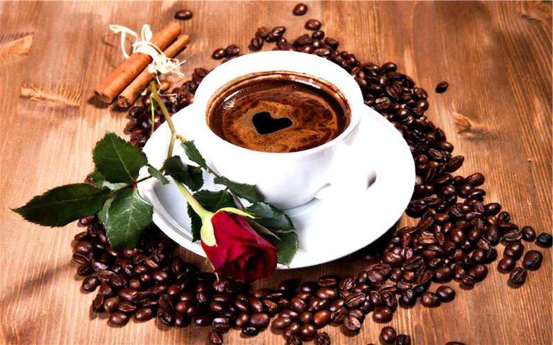 Чашка кофе, роза и палочки корицы
