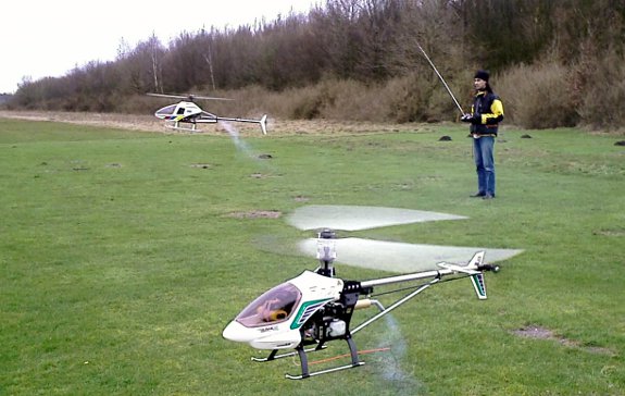 Радиоуправляемые модели вертолётов на природе