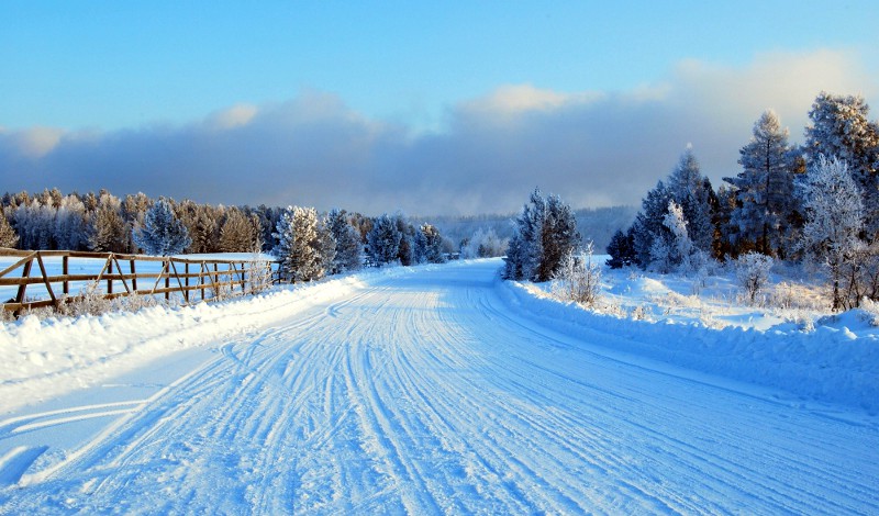 Зимняя заснеженная дорога