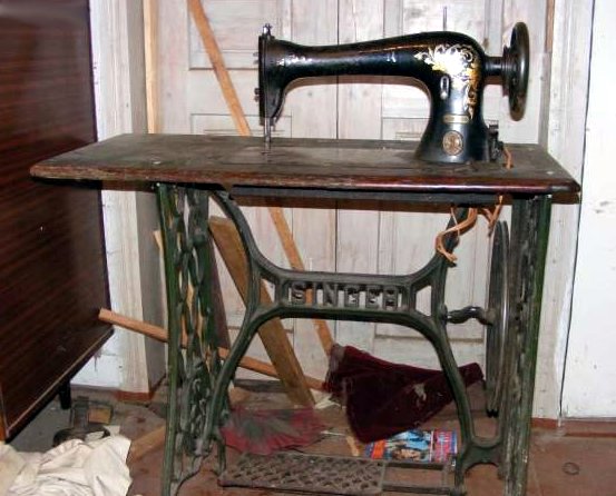 Старая швейная машинка Зингера