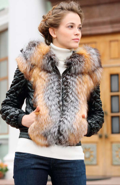 Девушка в модной куртке с меховой отделкой