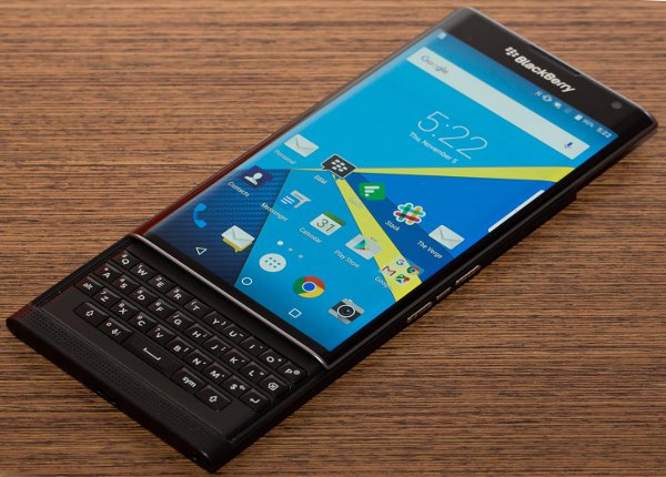 Смартфон Blackberry с тачскрином и qwerty-клавиатурой